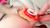 妈妈从熟睡的小宝宝嘴里拿走奶嘴，这反应真是太搞笑了！