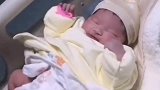 刚出生的小宝宝在睡觉，接下来的表情太萌了，好可爱！