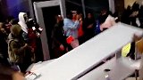 英国演唱会爆发骚乱 无票歌迷推倒安检门涌入