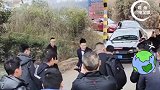 近日，四川遂宁 两队婚车狭路相逢，斗鸡胜者先行！这迎亲经历也是终身难忘了……  迎亲