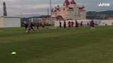 乌拉圭内部对抗赛 卡瓦尼射中队友又玩起快乐足球