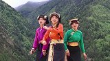 少数民族三姐妹一起尬舞，舞姿动作潇洒帅气，颜值不输给明星大腕