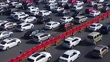 免费高速出口堵的水泄不通、航拍的时候差点碰上线