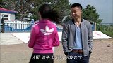妹妹出远门，小伙和女友为她送行