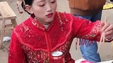 现在结个婚也太难了，无意间拍下一幕，看把新娘给饿的