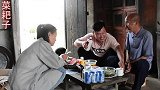 迟来的年夜饭，双目失明的老大伯拿出了珍藏的茅台，这酒是真有劲