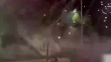4座敞篷跑车载6人一路飞驰放烟花