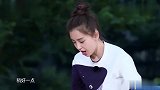 奔跑吧：杨迪玩泥坑跷跷板，不料baby脚滑摔跤，杨迪捂裆尴尬