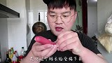 老猫做麻辣脆皮烤香肠，刷上一层油泼辣子，一口一个真过瘾