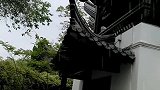 今日楼外听雨声，不见当年送伞人。