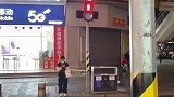 怕路人走不过去，好暖心的设计