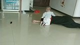 故意摔倒，看看一周岁宝宝的反应，真是太让人感动了