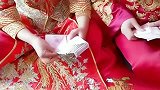 新郎新娘两口子都在银行上班，必须来个比赛，看谁数钱数的快！