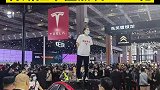 中国车主“车顶维权”，美国车主撞树身亡，特斯拉市值蒸发1500亿 特斯拉