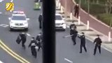 现场！武汉街头一男子持刀狂奔 警方追堵用防爆盾钢叉 将其擒拿