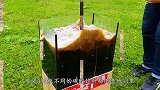 将3种碳酸饮料倒进地洞中，再扔进曼妥思会发生什么？场面太炫酷