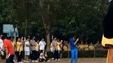 男生参加接力跑，穿蓝色服装成为全场焦点