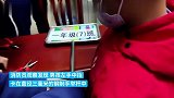 男孩举“一年级七班”班牌手指卡进杆内，大悟消防切割助脱困
