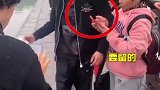 小伙跳湖勇救落水大爷，上岸后被一群阿姨围着要电话。网友：女婿的不二人选