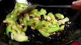 炒丝瓜时，马上放油就错了！少了这一步，丝瓜难吃又发黑，看一看