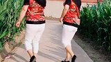 婆媳俩一起跳舞《一起走天涯》，简单的舞步，跳得非常好看