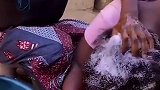 从出生没洗过头，接下来的一幕，让老娘情何以堪！