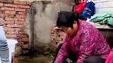 外国儿媳看婆婆洗菜，好心加热水，竟被婆婆追着打