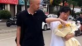 女生走出考场，收到爸爸送的鲜花，转身一个举动超暖心！