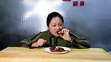 东北小媳妇啃猪尾巴，一个人吃两根，好吃到冒油