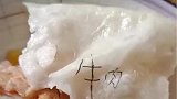 男孩做菜肉没熟，还特意写上去，这个年纪会做饭很乖了
