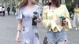 两位女神小姐姐，好像很喜欢奶茶，一人一杯！