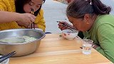 都在试夹婆婆碗肉的反应，俺婆婆跟人家婆婆的反应咋不一样