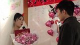 95后女孩带着房本和车钥匙向男友求婚：未来我养你呀