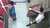 两男子准备盗窃，抬头看有监控，这场面真是搞笑