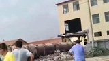 济南一公司发生蒸压釜爆炸事故 致2死3伤 建筑残骸遍地