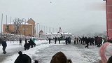 这雪仗打的，七人大战三百人，网友：太欺负人了！