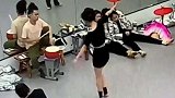 女生听着鼓声练习舞蹈技巧，不料下一秒老师被其误扇巴掌