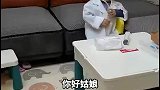 3岁女孩模仿医生给爸爸看病，模拟打针