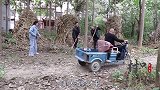 村里修路集体清理杂物，没想毒舌李大爷把人全气跑了，太逗了