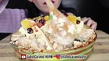 美女试吃好多甜品摆满了桌子