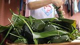 端午节，小罗煮上自己包的粽子，配上几个简单的菜和家人欢聚一堂