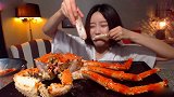 妹子吃帝王蟹，酱都不蘸，浪费了好食材