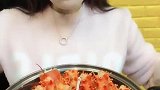 吃货吃龙虾尾，蘸辣椒一口一个超香超过瘾！