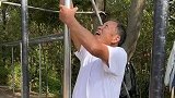 81岁大爷，徒手爬杆展现惊人臂力
