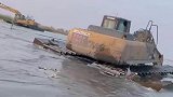 这挖掘机，还能游泳