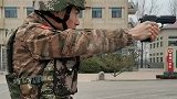 武警战士诠释枪在一条线