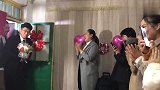 新郎推开门后发现情况不对，立马就撤退了