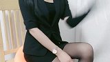 有了黑色丝袜修饰美腿，让小姐姐更有自信臭美了