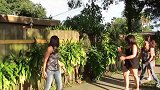伪装成草人在路边恶搞路人，美女被吓一跳
