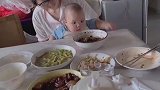 五个月大的宝宝第一次看到大人吃的激动的颤抖